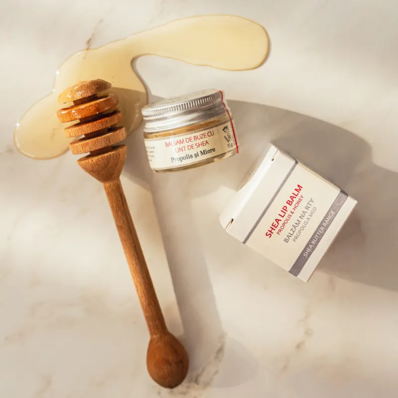 Produse pentru buze crăpate: balsamuri reparatoare naturale